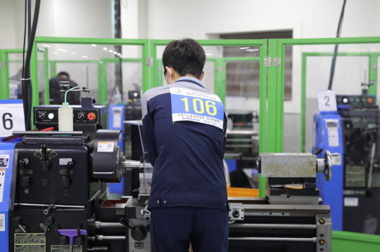 제56회 전국기능경기대회가 지난 4일부터 대전 컨벤션센터 등 7개 경기장, 1828명의 선수가 참가한 가운데 열렸다. 대전 충남기계공업고등학교에서 진행중인 '제56회 전국기능경기대회' CNC선반 직종에 참가한 선수가 경기 준비를 하는 모습. 연합뉴스.